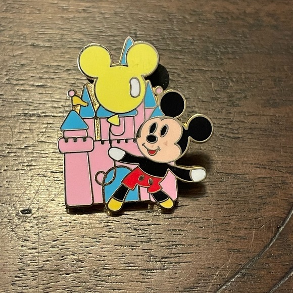 WDW Disney Mickey Mouse With Castle Cute Flexible Characters Pin 2008 1/7 - Picture 1 of 3